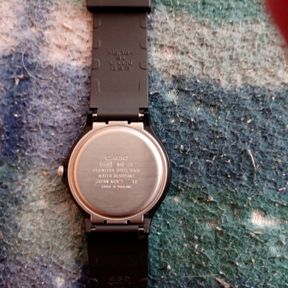 Casio/Quartz 1330 MQ-24 black watch! - Picture 3 of 4
